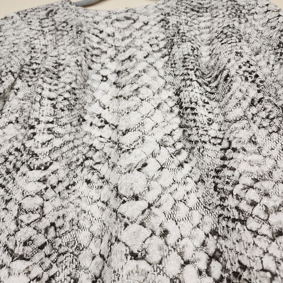 MAIA Sheath Dress Black and Gray TexturedSnakeskin 3/4 Sleeve Knee Length Size 2 - Picture 3 of 10